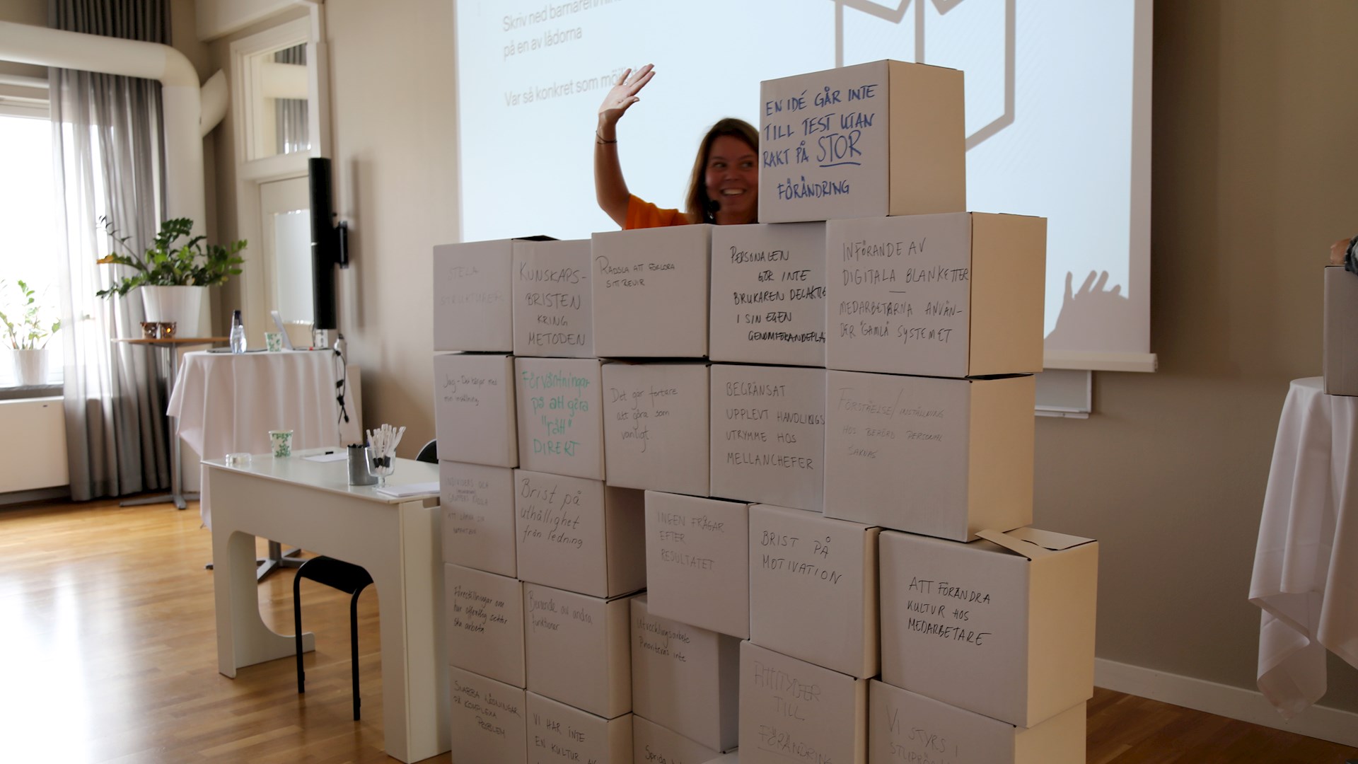 Lisa Lindstöm baken en mur av hinder byggd av lådor