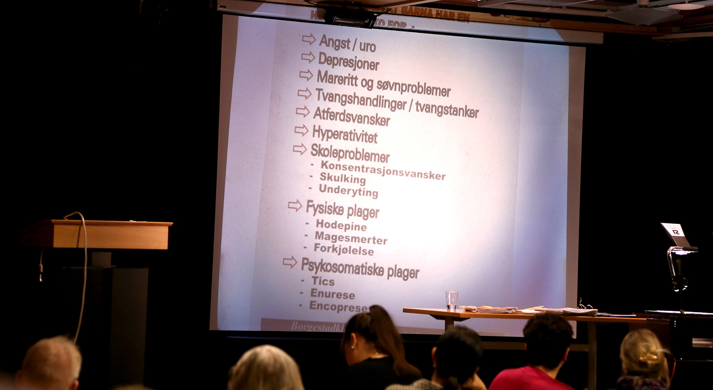 OH-bild olika följder av föräldrars missbruk, t ex: angst/uro, depresjoner, hyperaktivitet, skoleproblemer, fysiska plager, psykosomatiske plager